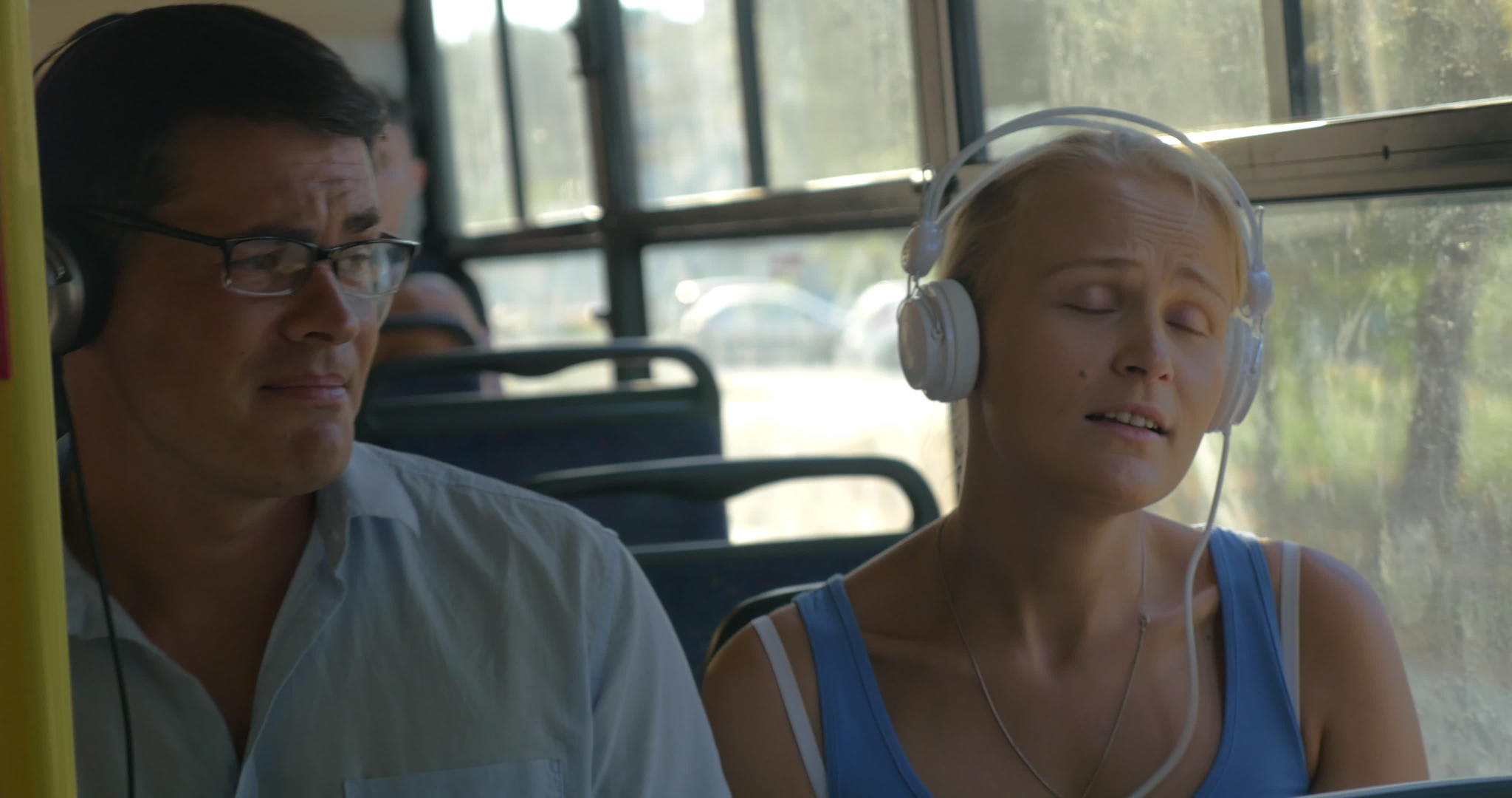 年轻夫妇在路上听耳机上的音乐视频的预览图