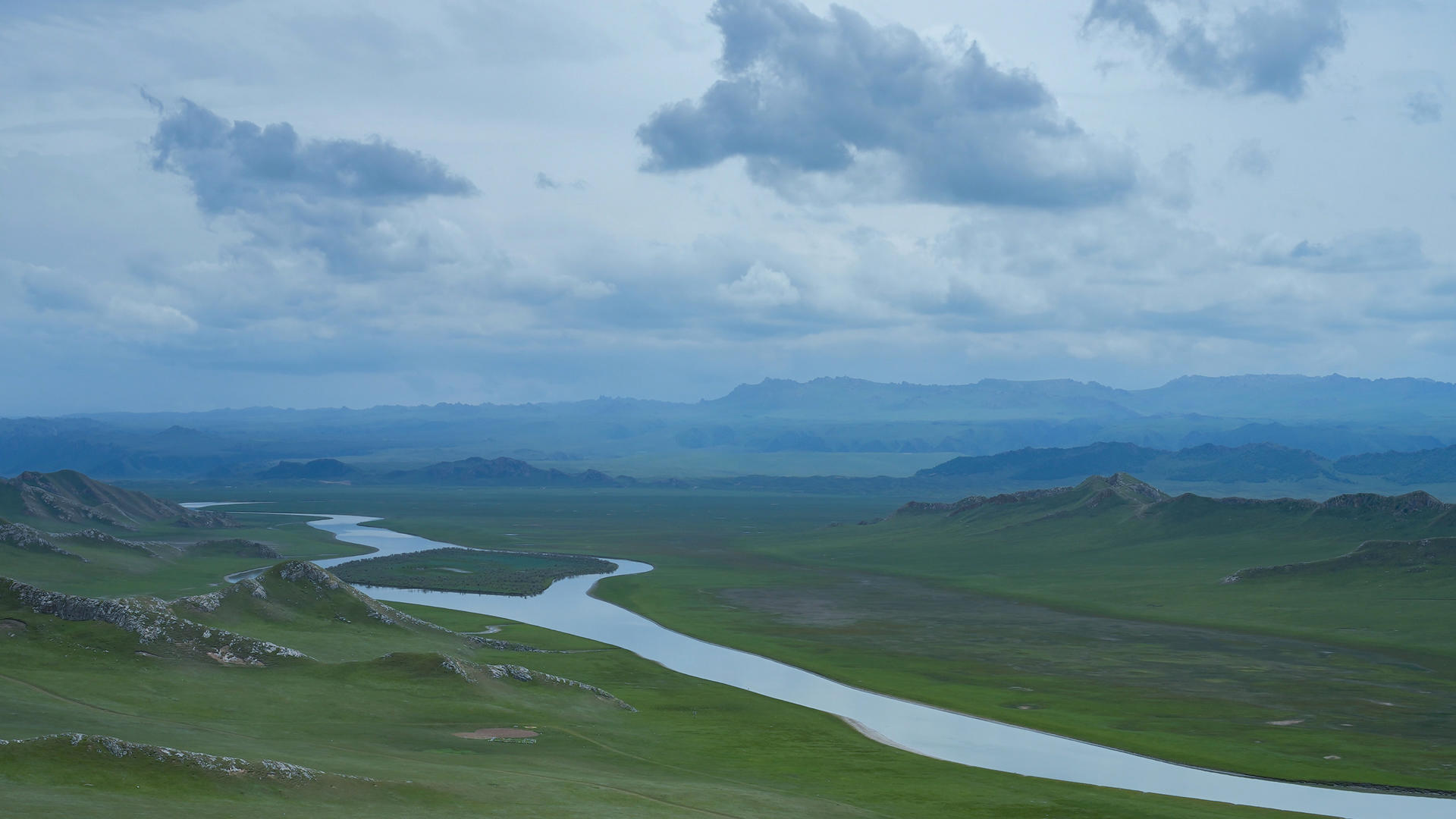 延时摄影新疆巴音布鲁克草原河流自然风景4k素材视频的预览图