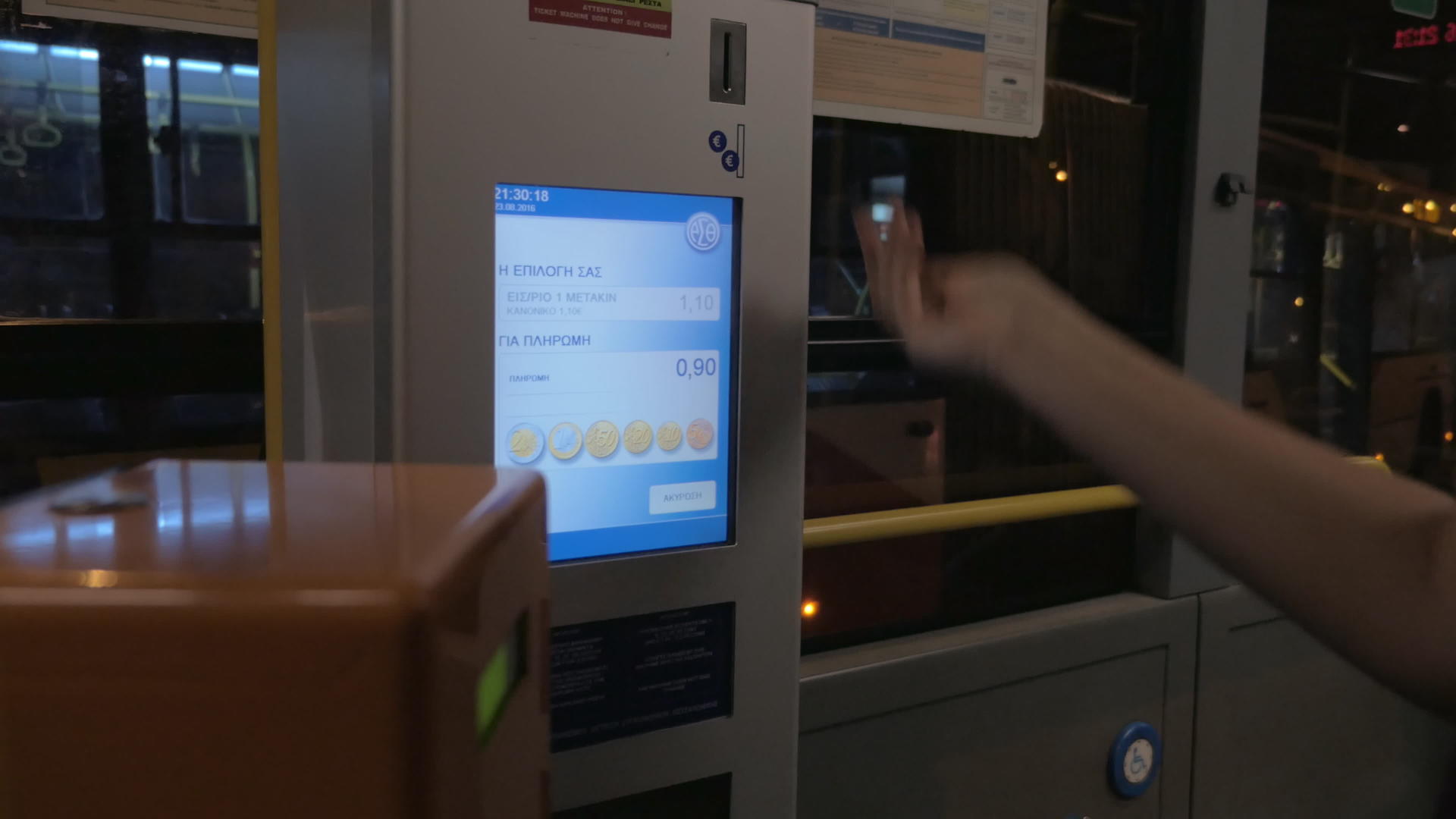 妇女使用自动售票机支付公共汽车费用视频的预览图