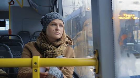 女乘客向公共汽车窗外看客视频的预览图