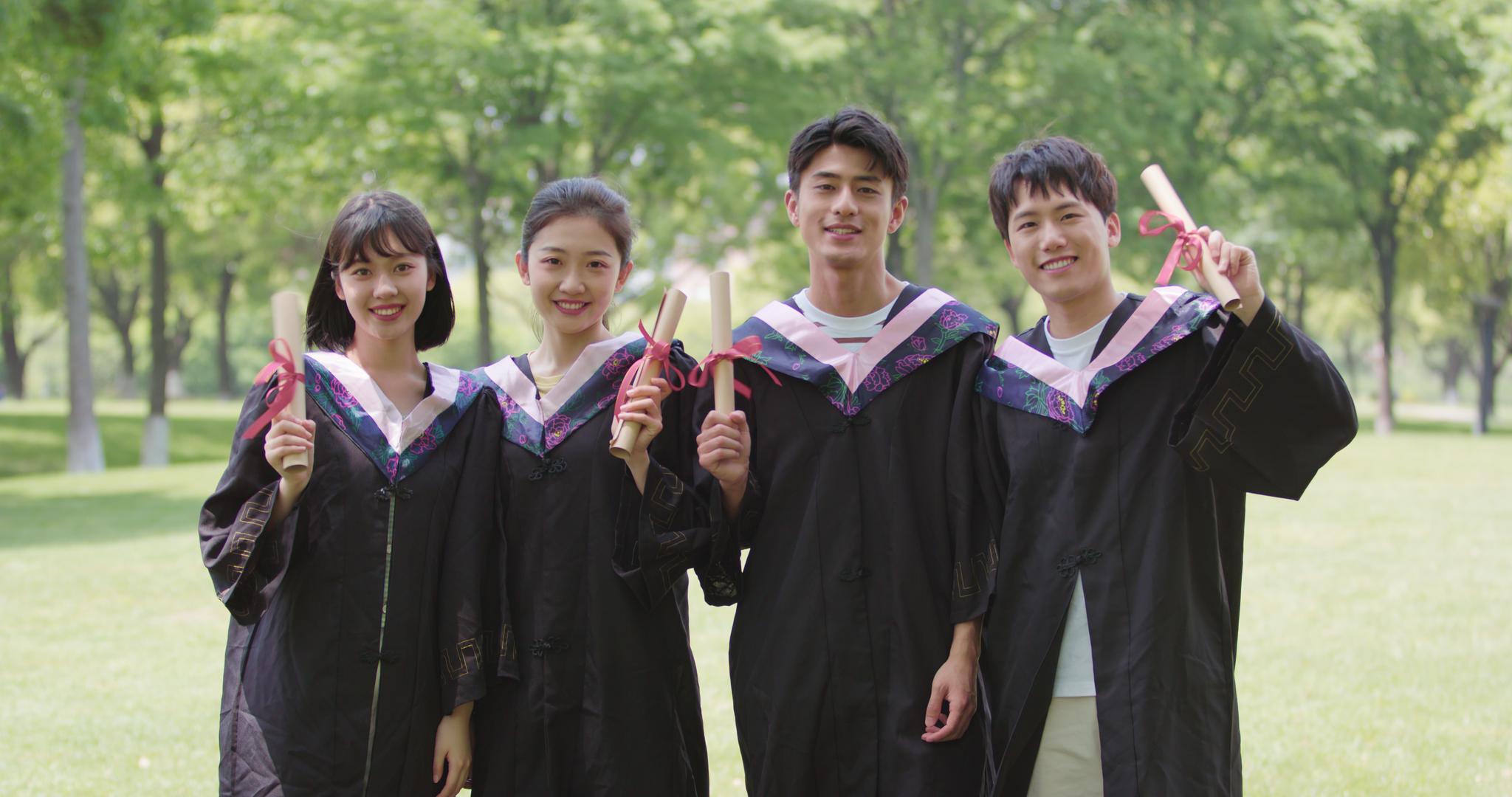 8K穿着学士服开心的毕业生视频的预览图