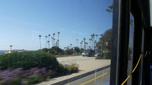 从公共汽车窗口看太平洋海岸高速公路视频的预览图
