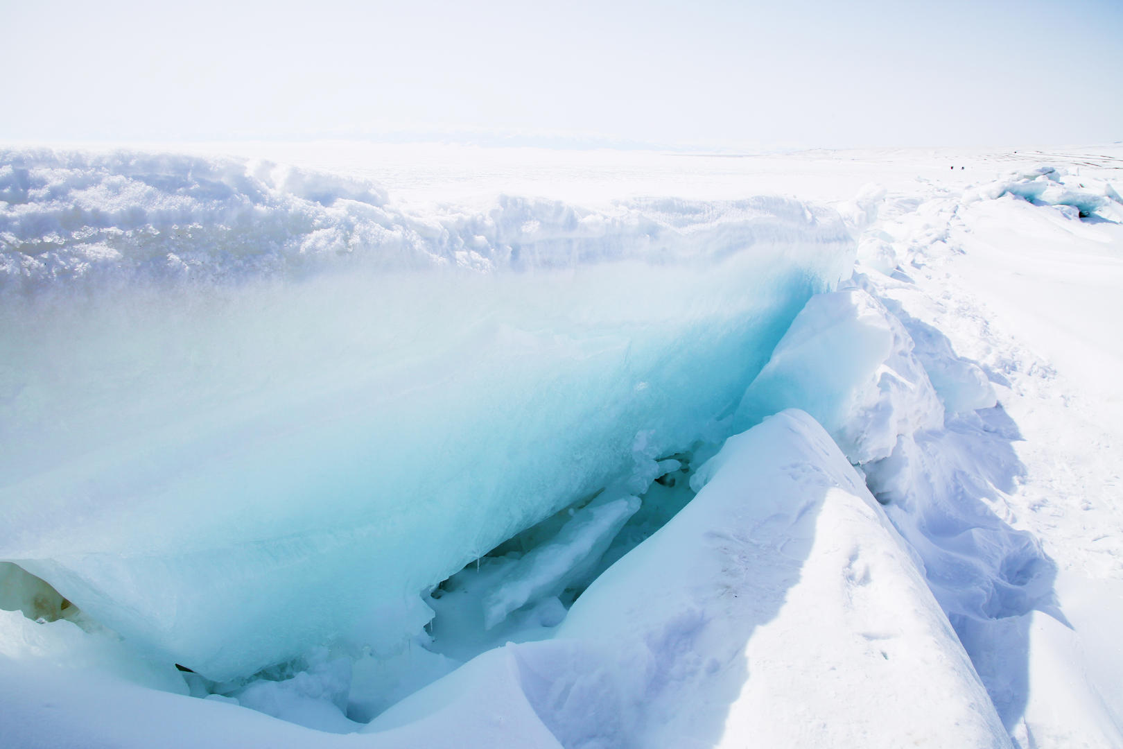 新疆5A景区赛里木湖蓝冰视频的预览图