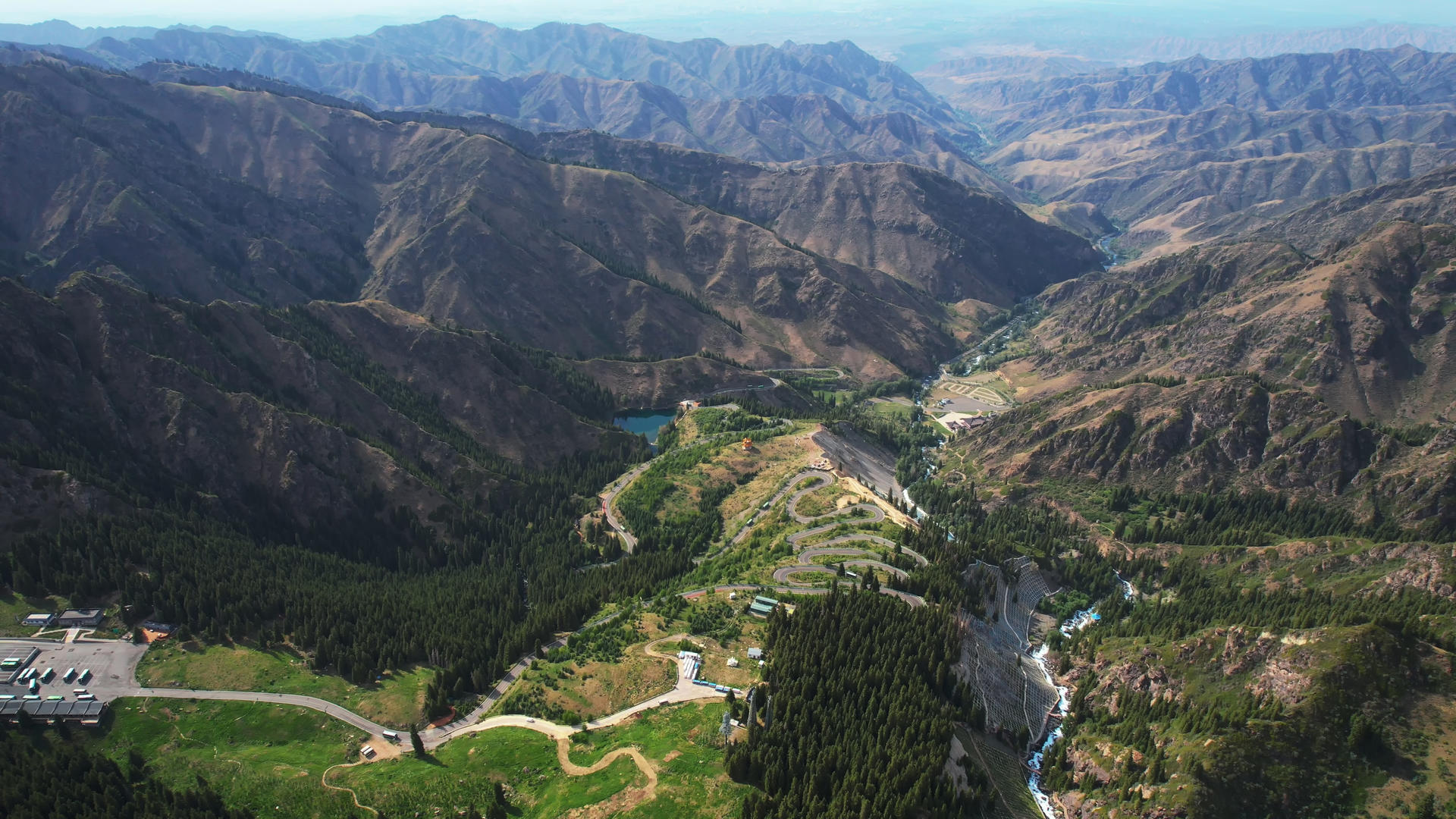 新疆旅游独库公路山峰峡谷交通道路自然风景4k素材视频的预览图