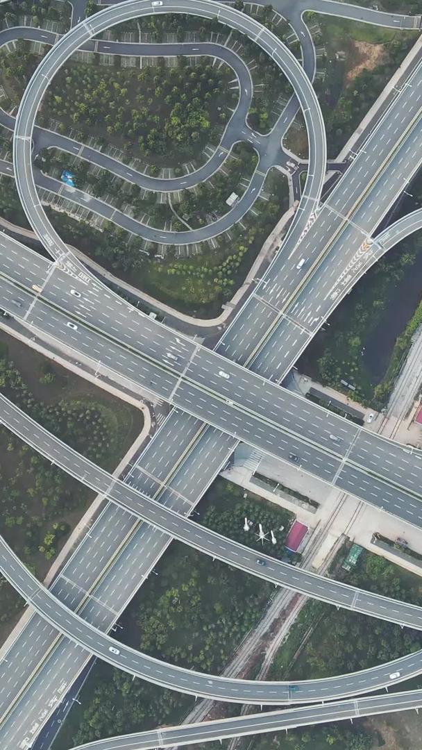 城市航拍风光城市立体交通高架桥立交桥路错综复杂的城市交通材料视频的预览图