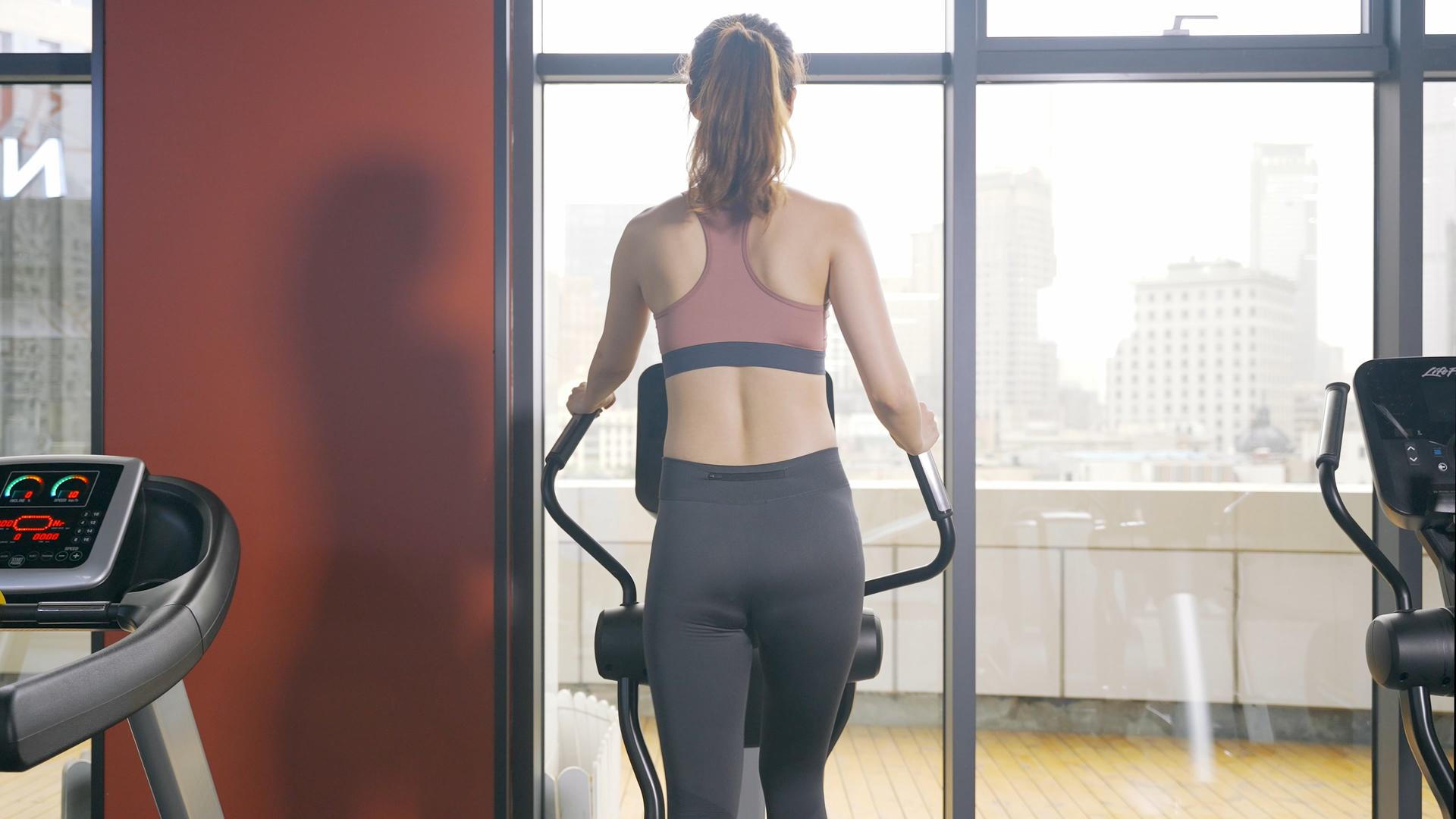 4K美女背影器械设备锻炼视频的预览图