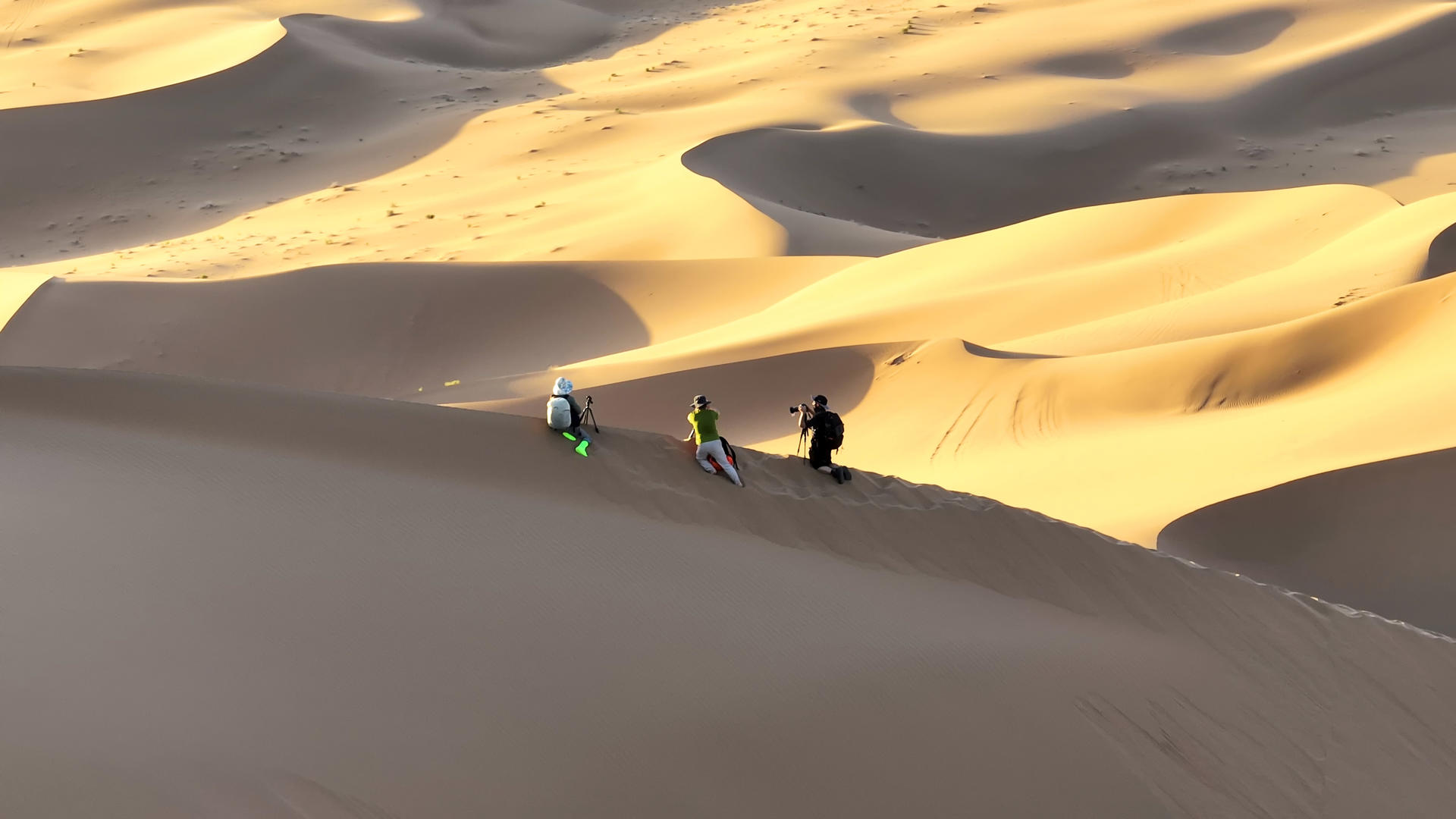 内蒙古旅游沙漠沙丘无人区游客4k素材视频的预览图