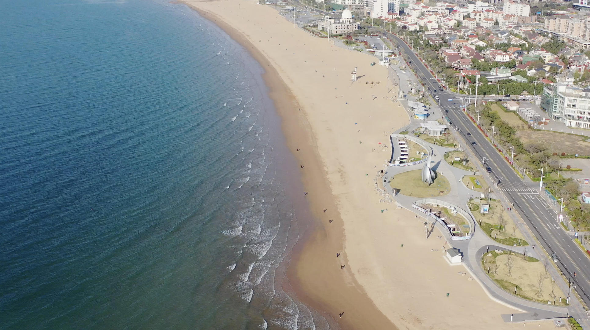青岛石老人海水浴场航拍4K视频视频的预览图