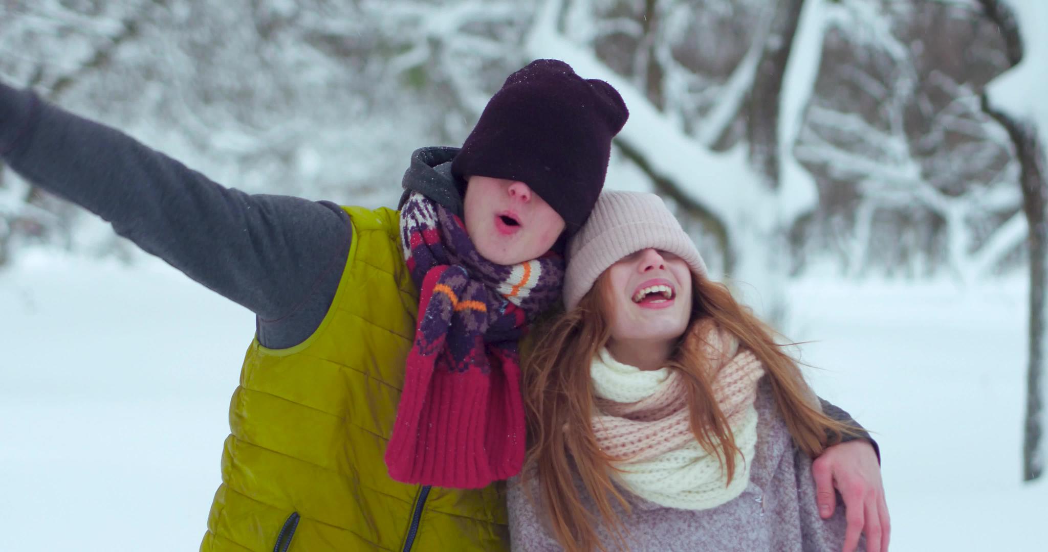 快乐的年轻夫妇在冬季公园装扮近亲视频的预览图