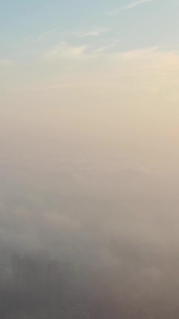 通过平流雾的城市高楼和雾中城市航拍视频的预览图