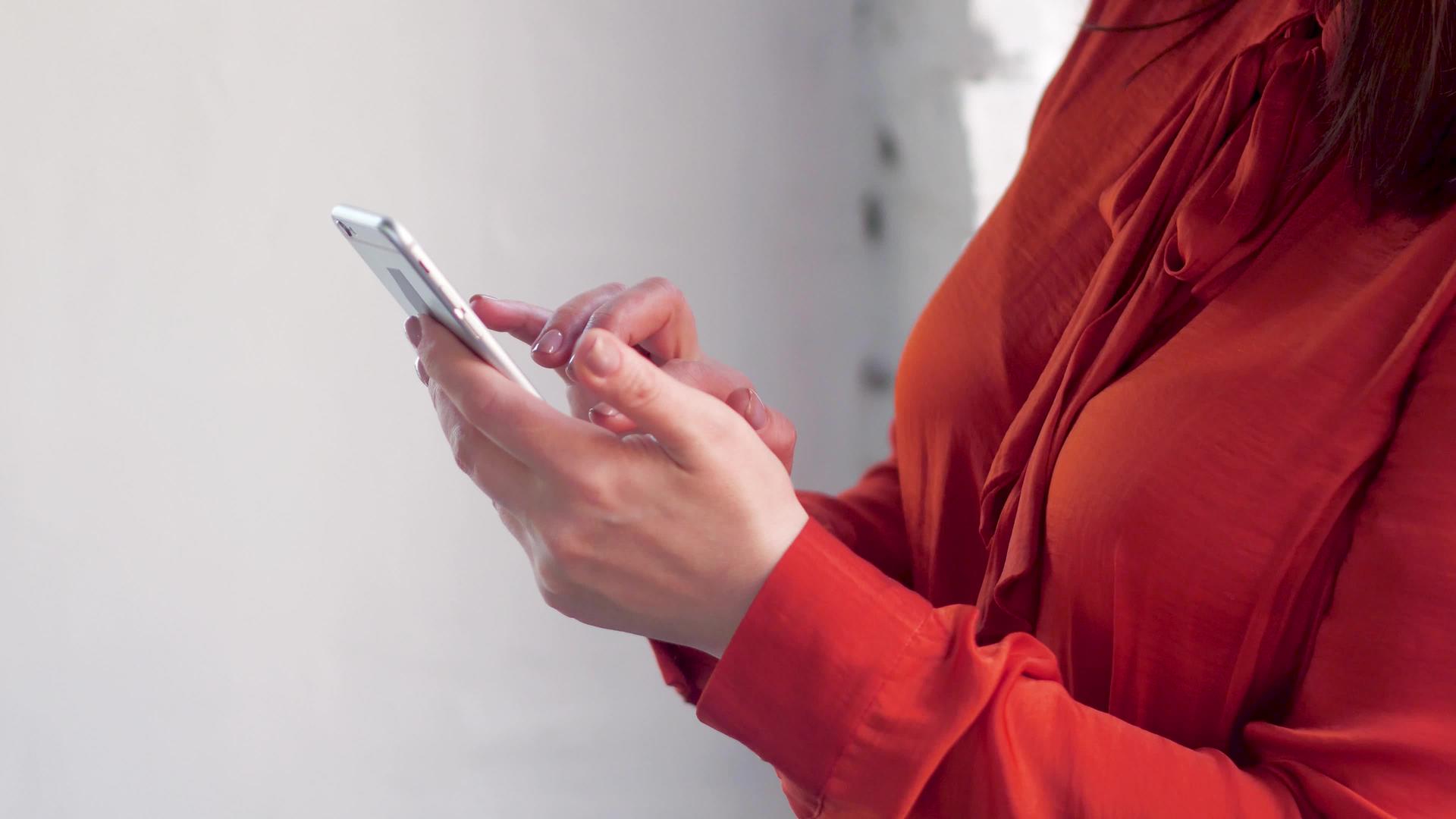 女性使用手机的手视频的预览图