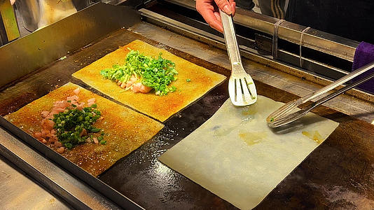 城市街头湖北特色中餐美食小吃铁板苕皮4k素材视频的预览图