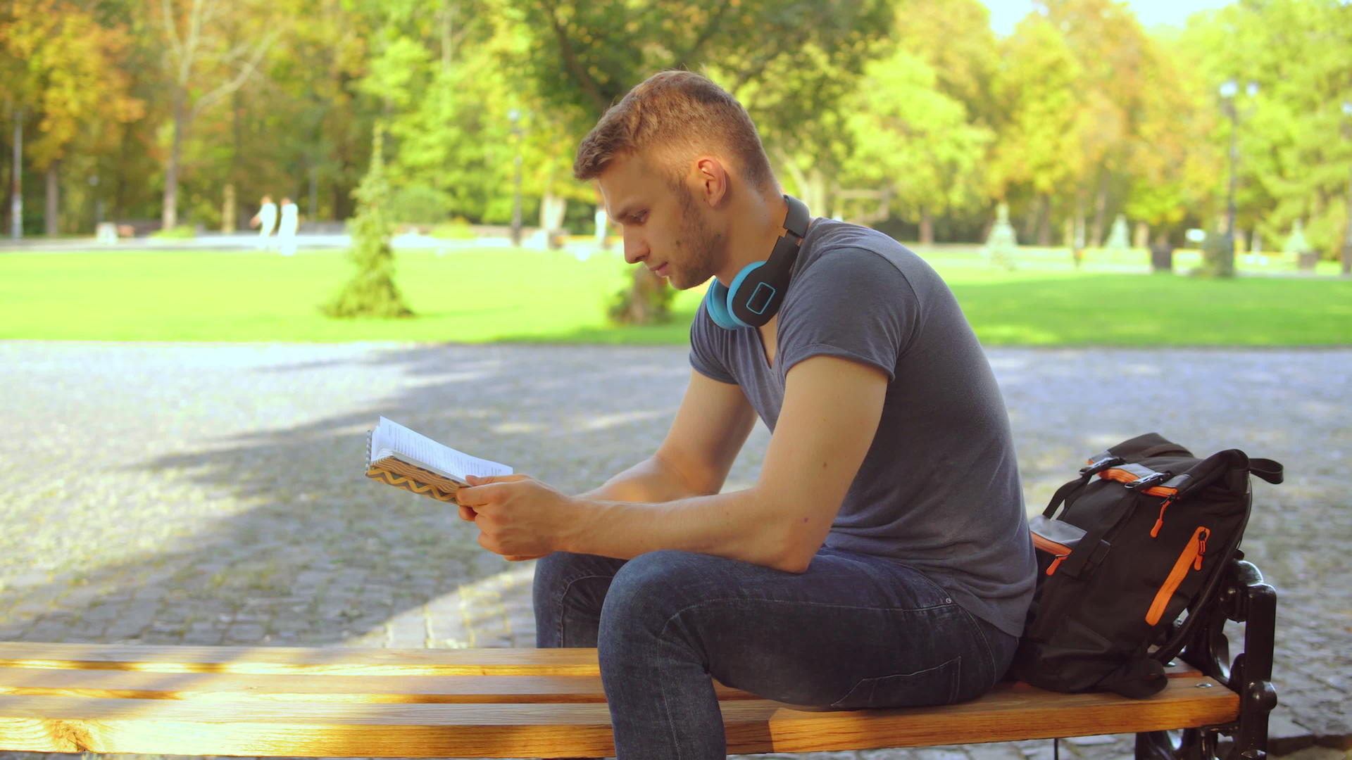 男人在露天休息时看书视频的预览图