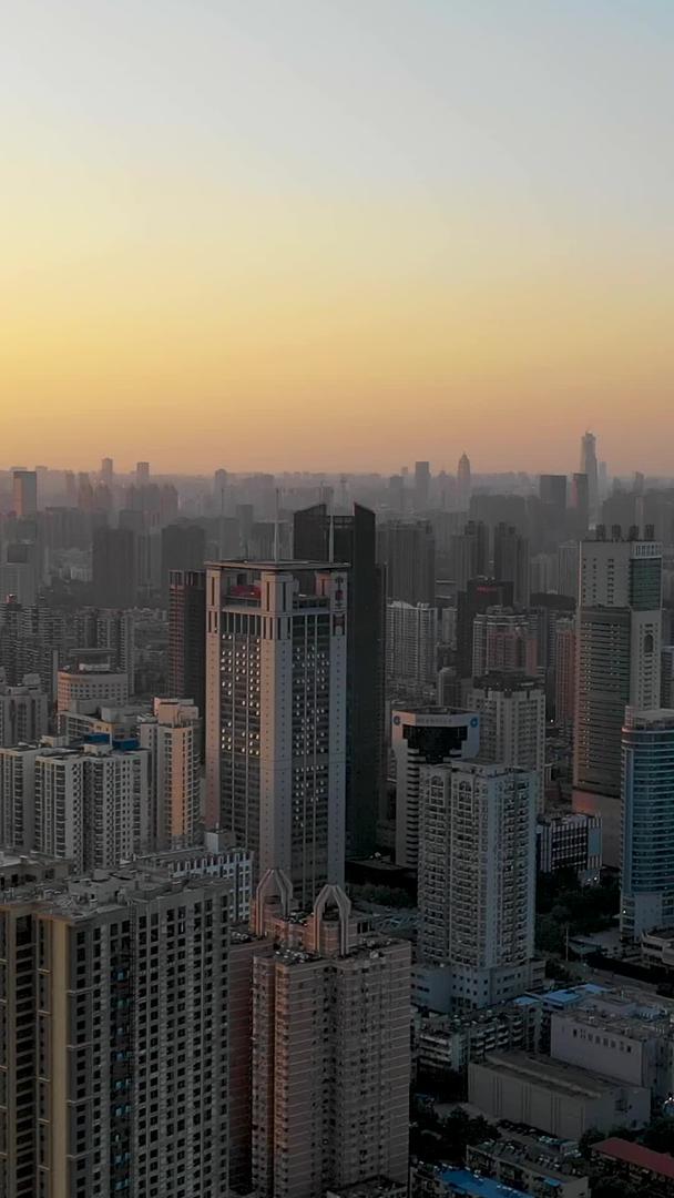 城市天际线拍摄日落黄昏时刻视频的预览图