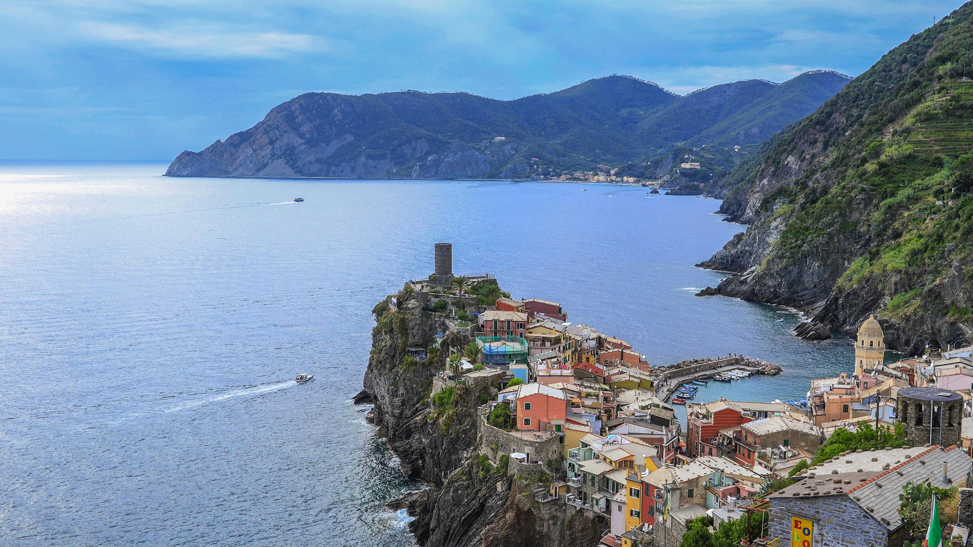 意大利地中海著名旅游胜地五渔村风光实拍视频视频的预览图
