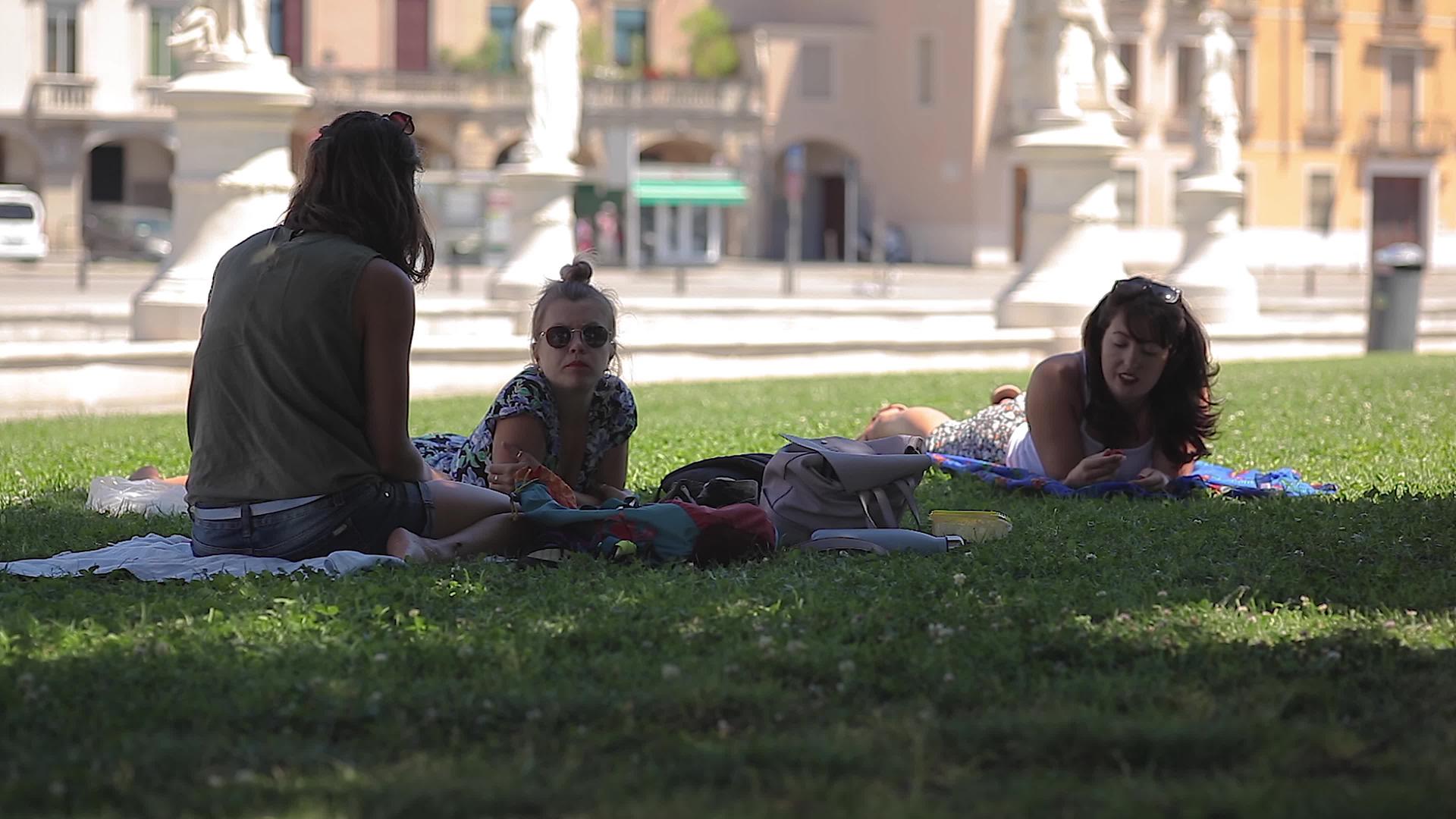 公园里的女孩群体视频的预览图