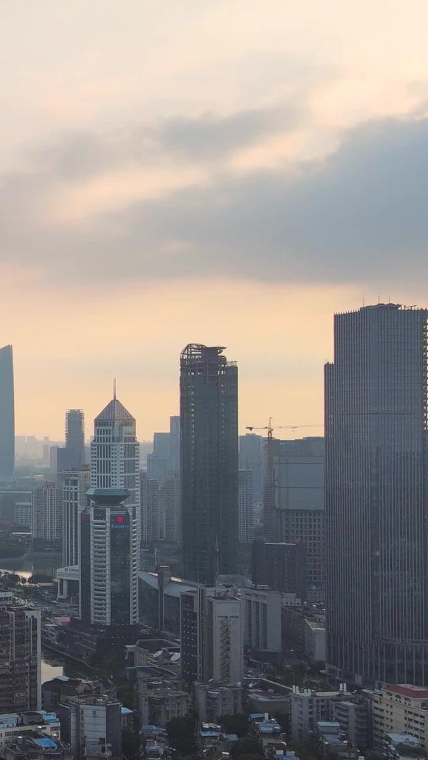 航拍风景城市夕阳夕阳天空城市金融商务中心区天际线素材视频的预览图