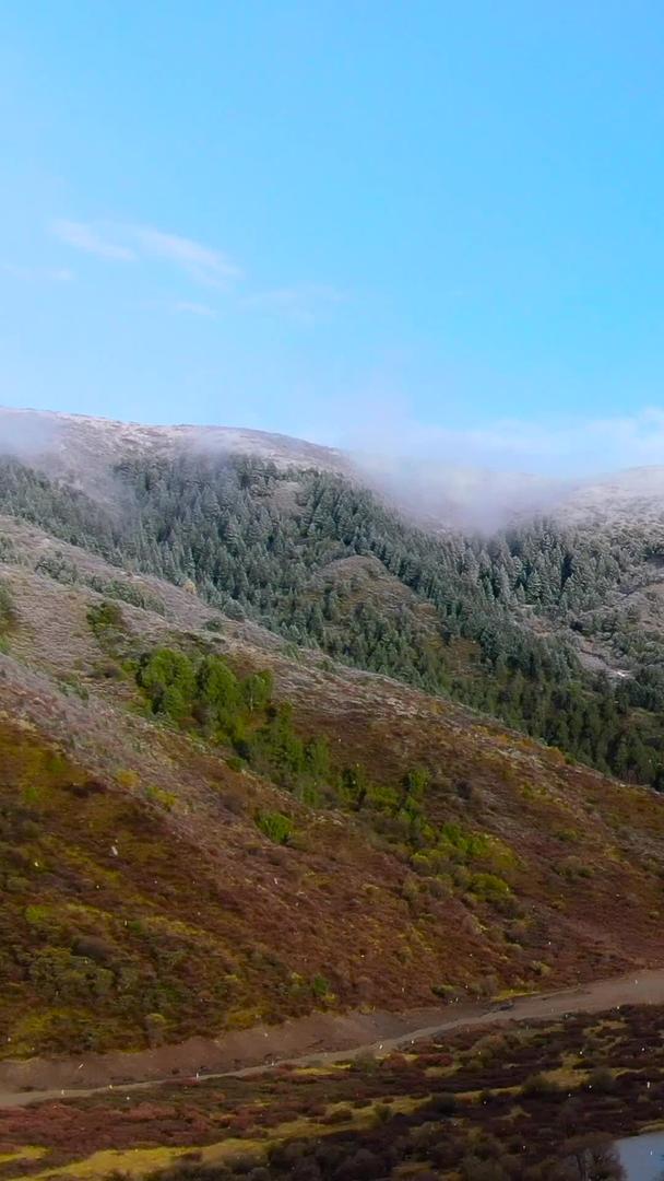 拍摄四川阿坝州高原山脉雪景视频视频的预览图
