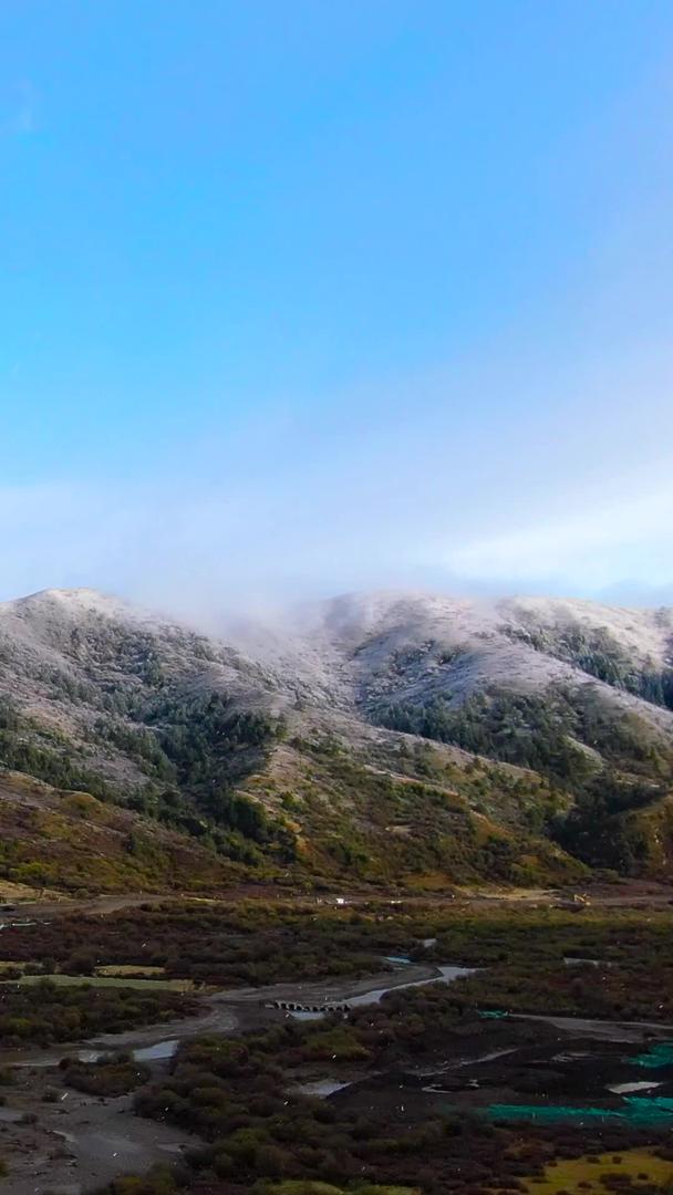 拍摄四川阿坝州高原山脉雪景视频视频的预览图