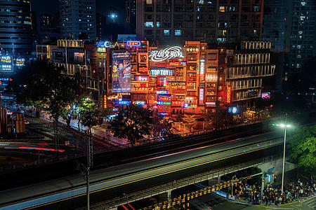 8K延时夜景照耀网红打卡深圳文和友交通建筑视频的预览图
