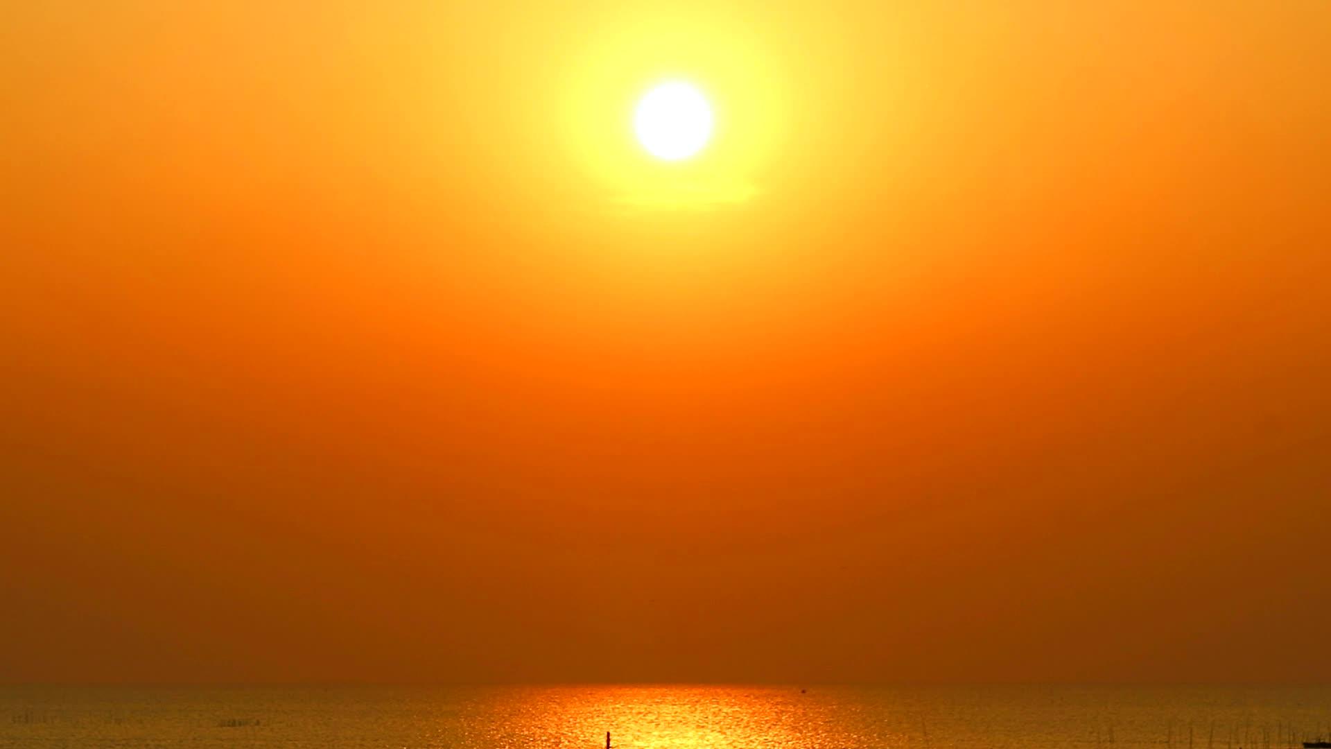 橙色天空中的日落和阳光很少反射大海视频的预览图