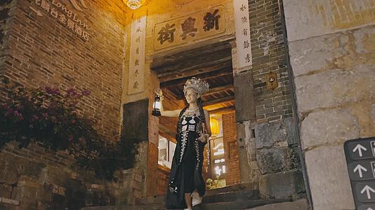 黄姚古镇夜晚提灯的苗族服饰美女4K视频的预览图