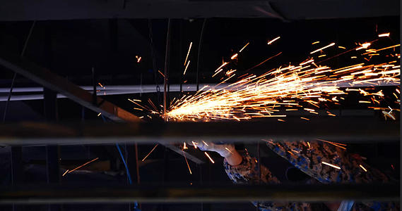 4K电焊切割发光重工工人电焊操作视频的预览图