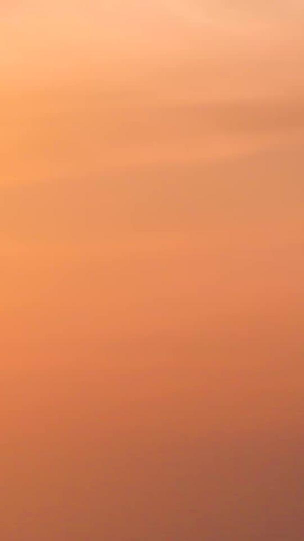 青岛胶州湾晚霞在海上日落全过程延迟视频的预览图