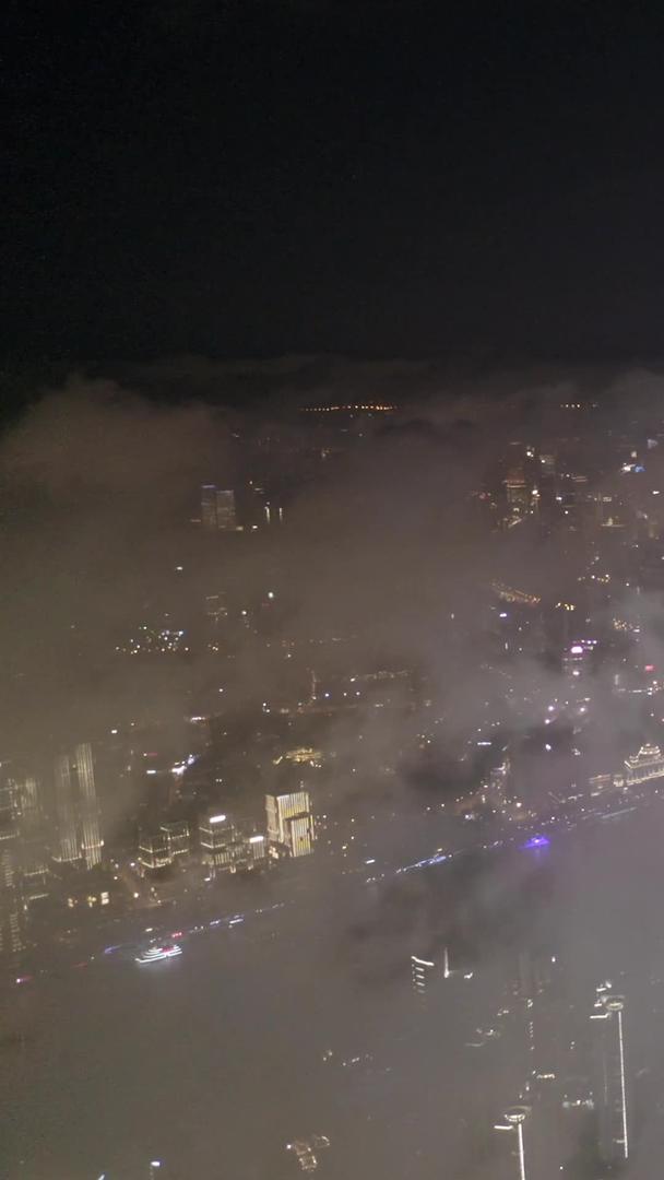 上海陆家嘴夜景平流雾视频的预览图