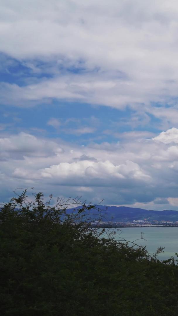 山脉湖泊蓝天白云延时视频的预览图