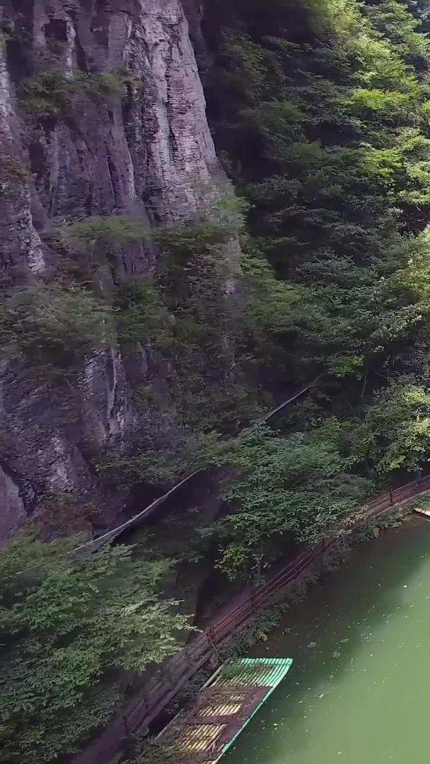 航拍天然峡谷视频的预览图