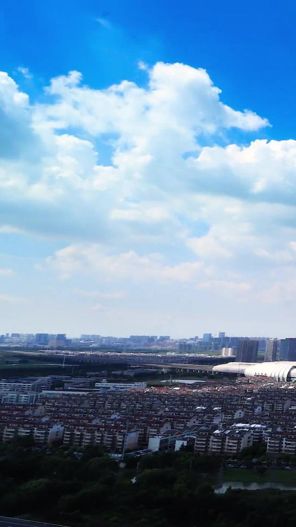 城市蓝天白云延时视频的预览图