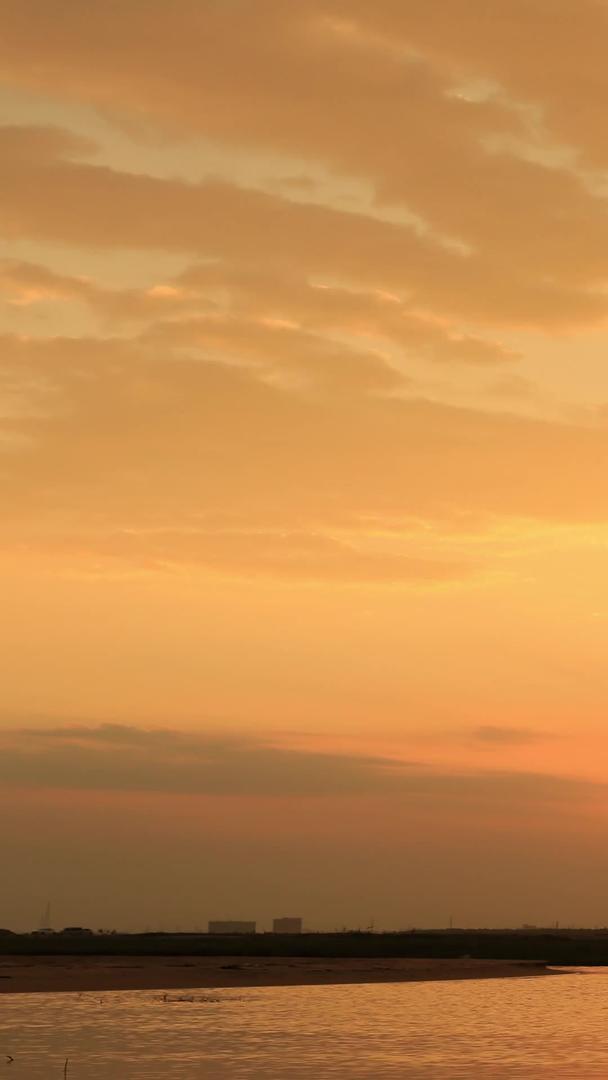 太阳下山金光璀璨的云彩视频的预览图