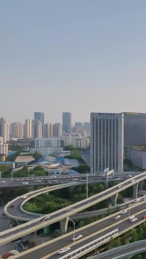武汉竹叶山立交桥繁忙交通延时摄影视频的预览图