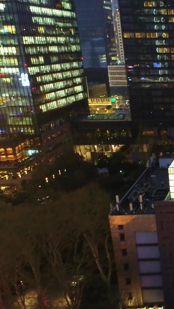 上海延安路高架夜景航拍视频的预览图