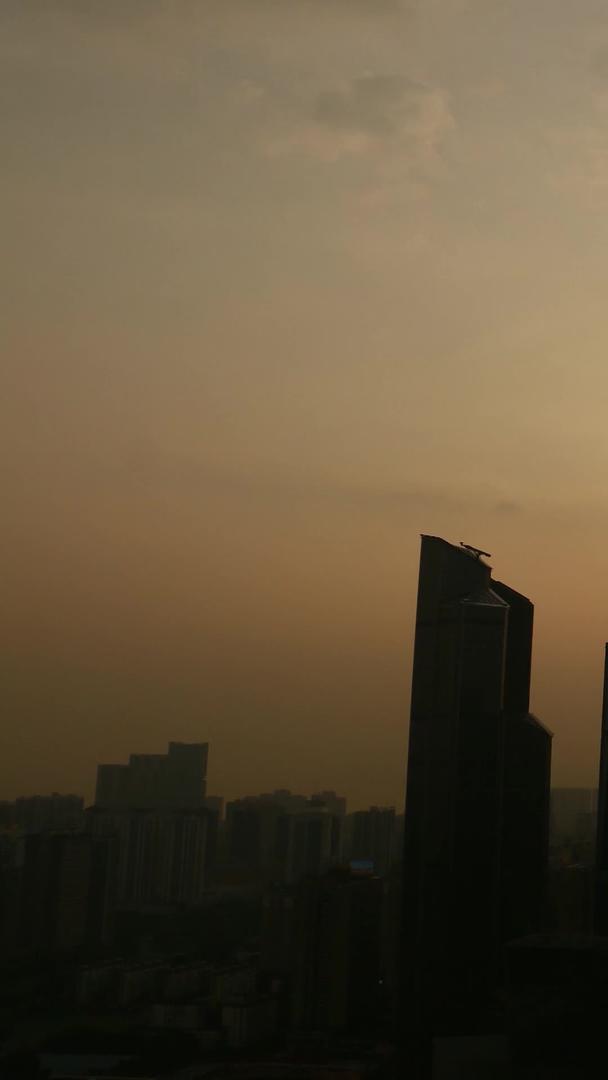 深圳CBD商务区日转夜火烧云延时视频的预览图