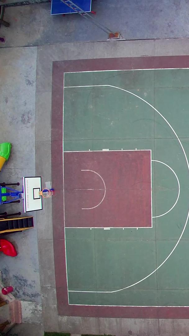 垂直航拍学生打篮球视频的预览图