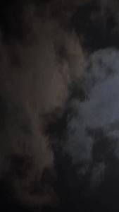 4K实拍月亮在云里穿梭mp44K视频素材