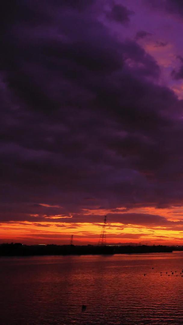 恶劣天气来临前的夕阳和紫红云朵视频的预览图