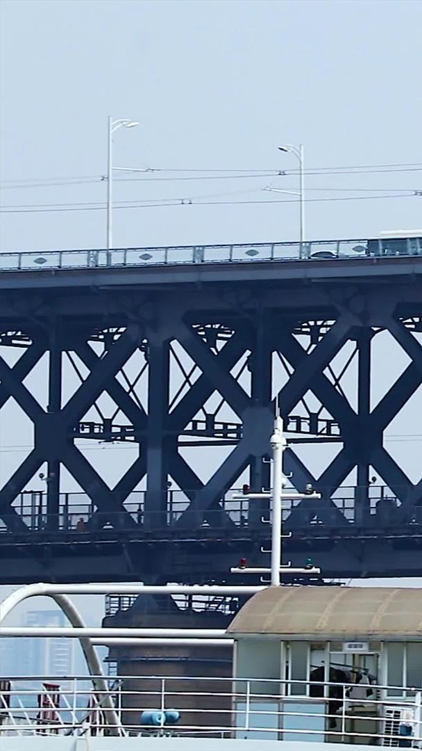 实拍长江大桥交通视频的预览图