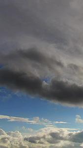 飞机视角穿越云层视频的预览图