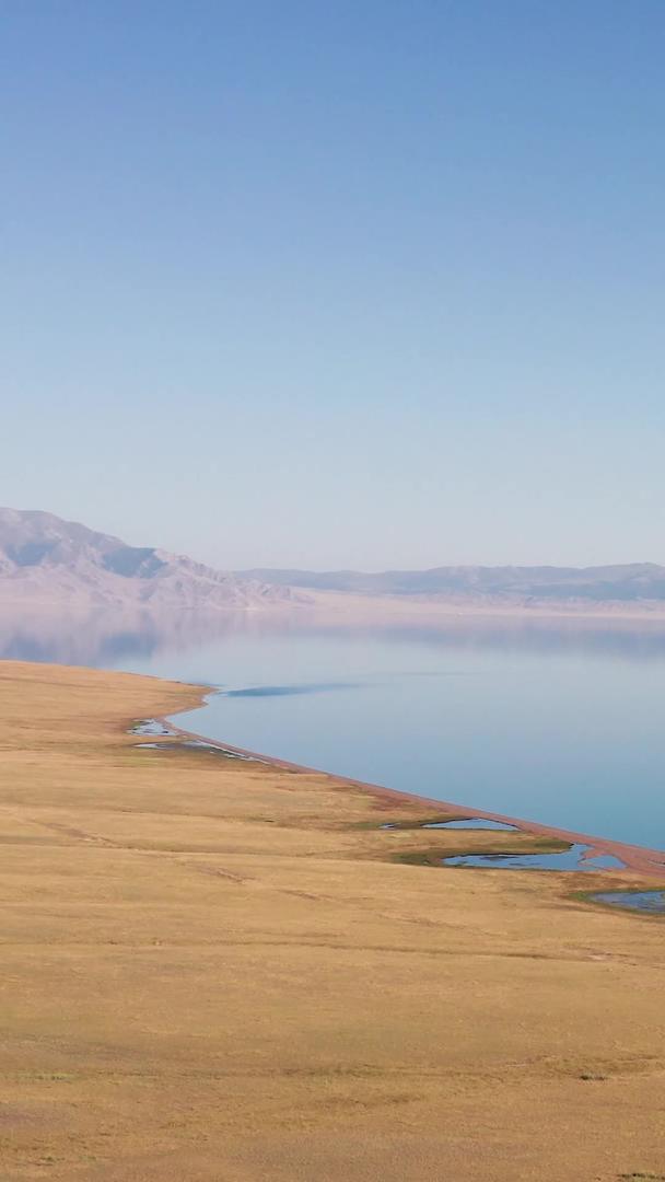 航拍新疆风光旅游湖泊山川视频的预览图