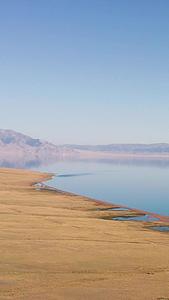 航拍新疆风光旅游湖泊山川视频的预览图