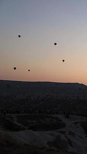 日出时分热气球升空延时视频视频的预览图