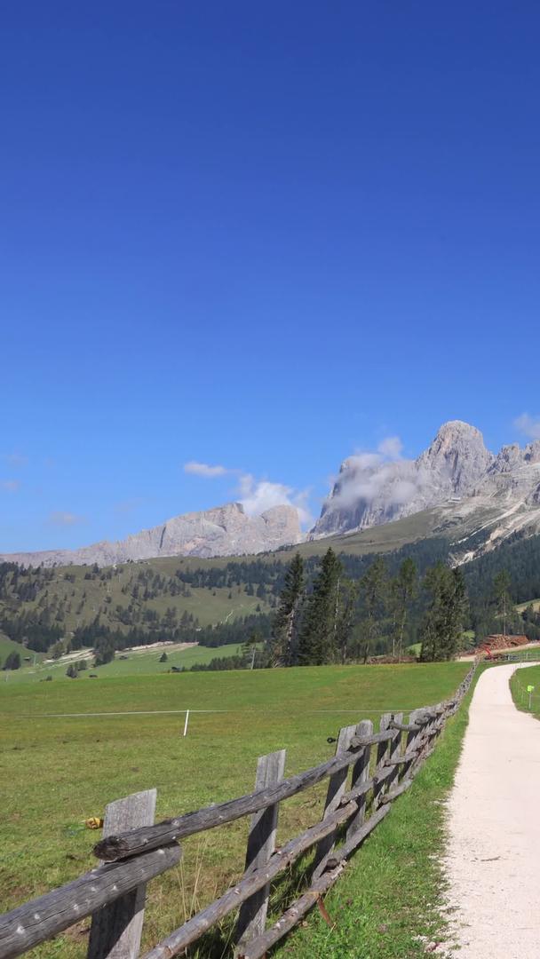 意大利多洛米蒂阿尔卑斯山山脉自然风光延时视频视频的预览图