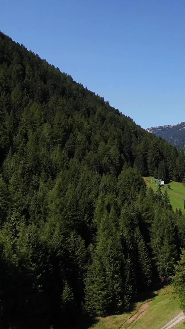 航拍意大利阿尔卑斯山区田园小镇视频的预览图
