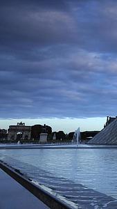 法国巴黎著名旅游景点卢浮宫清晨日出延时视频视频的预览图