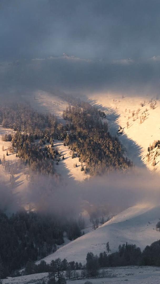 延时新疆冬季雪山日出视频的预览图