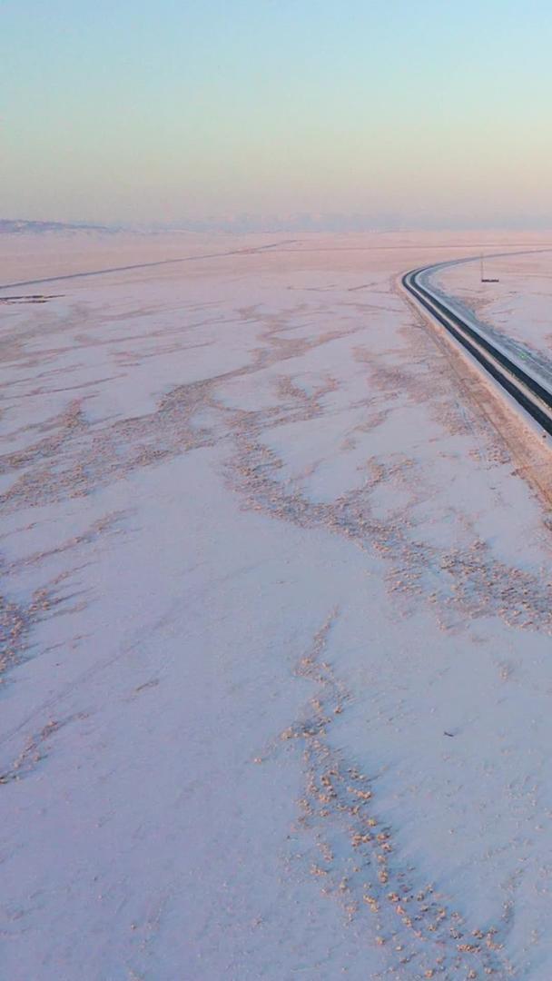 航拍新疆冬季高速公路日落视频的预览图