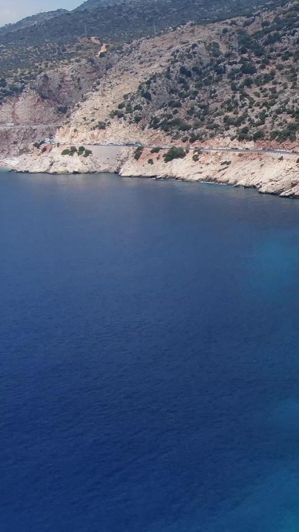 航拍爱琴海边上的沿海公路视频的预览图